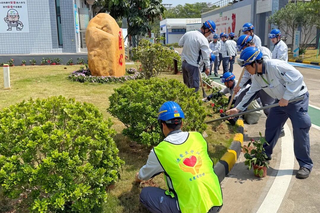 榆林火炬公有资产经营集团：：：植绿护绿践初心  共绘绿美新画卷